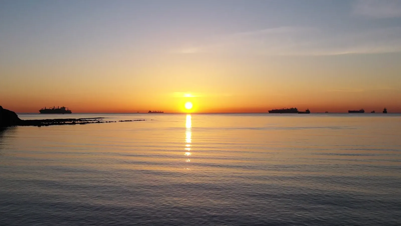 Atardecer sobre la bahía de Algeciras con los buques mercantes fondeados en el horizonte.