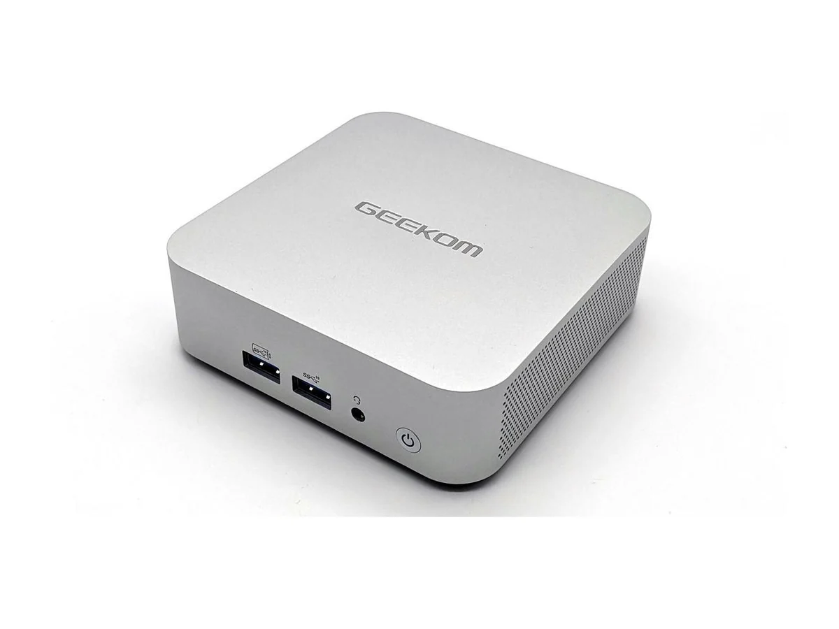 Mini PC GEEKOM A8 en aluminio, visto en tres cuartos con los puertos frontales.